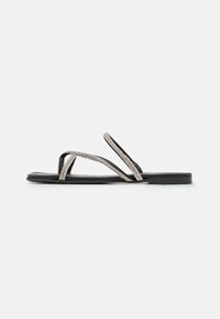 Sandale negre plate cu două curele metalice cu accente strălucitoare, care se intersectează pe picior. Talpă netedă și design minimalist.