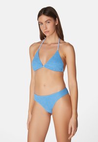 Blå texturerad bikini med triangulär topp och låg midja. Materialet har en mjuk, ribbad struktur med tunna justerbara axelband.
