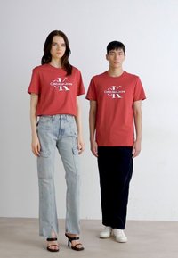 Calvin Klein Jeans DISRUPTED OUTLINE MONOLOGO TEE UNISEX - Apdrukāts T-krekls - garnet