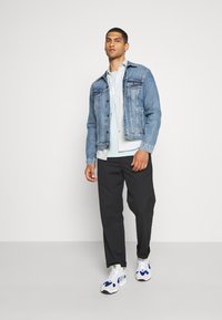 Levi's® TRUCKER JACKET - Casaco de ganga - triad trucker