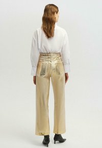 Touché Privé WITH FOIL DETAIL - Egyenes szárú farmer - gold