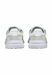 Białe i szare buty sportowe wykonane z zamszu i siateczki, z amortyzowaną podeszwą i logo "Lacoste" na pięcie.