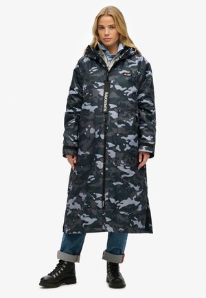 Camouflage lange jas in donkerblauw, grijs en zwart met een ritssluiting aan de voorkant, zijzakken en een capuchon. Voorzien van een merklabel.