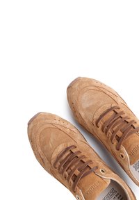 Baskets en daim camel avec bout rond, lacets ton sur ton et accents marron. Détail des coutures et trous d'aération sur les côtés.