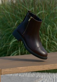 Sélectionné, dark brown