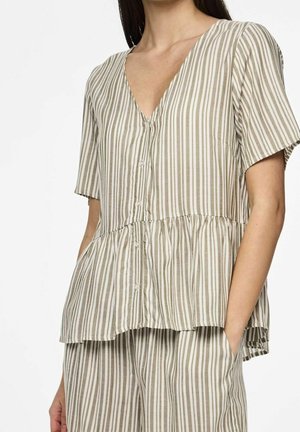 Gestreifte kurzärmelige Bluse in Beige und Off-White mit V-Ausschnitt, Knopfverschluss vorne und Peplum-Saum. Weicher Stoff mit leichter Textur.