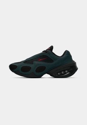 Tmavě zelené a černé tenisky Nike s červeným znakem, síťovinovými panely a viditelným polstrováním paty, zobrazené v bočním profilu na bílém pozadí.