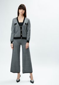 INFLUENCER COMFY  - Broek - black