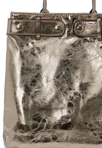 Metallic sølv tote bag lavet af tekstureret læder, med to forstærkede skulderremme og dekorative metalknapper øverst.