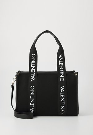 Sac à main rectangulaire noir avec doubles poignées en tissu ornées de logos Valentino blancs et une bandoulière ajustable.