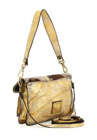 Borsa a spalla in pelle dorata con tracolla larga, bordo in pelliccia nella parte superiore, tracolla più piccola rimovibile e placca in metallo con logo sul davanti.