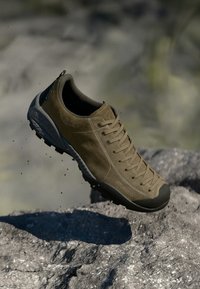 Braune Wildlederschuhe mit einer Gummizehenkappe, strukturierten Seiten und Schnürsenkeln. Verfügt über eine rutschfeste Sohle, die für den Outdoor-Einsatz konzipiert ist.