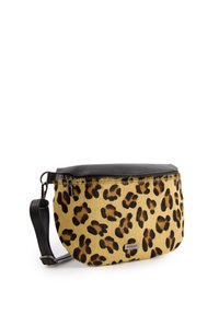 Pouch van leopardprintstof met zwarte leren accenten, ritssluiting en afneembare schouderband. Kenmerkt zich door een afgeronde vorm en een klein merkje.