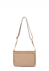 Borsa a tracolla in pelle beige con finitura testurizzata, ferramenta dorata, tracolla regolabile e scomparto con zip sul davanti.