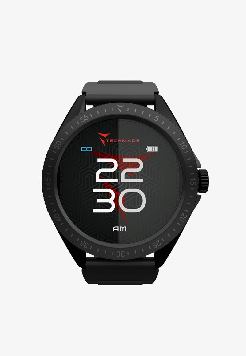 Zwarte smartwatch met een ronde klok, digitale display, geometrisch patroon op de achtergrond, en vetgedrukte witte en rode typografie voor tijd en batterijstatus.