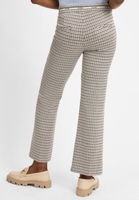 Cambio FAITH - Broek - beige schwarz