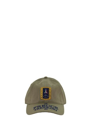 Cappellino da baseball color khaki con emblema ricamato delle Frecce Tricolori sulla parte frontale e testo "FRECCE TRICOLORI 1961" sulla visiera.