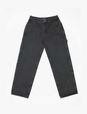 Mustadest denimist püksid sirge säärekujundusega, millel on esikotid, nööbiga sulgemine ja nähtavad õmbluse üksikasjad.