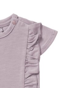 Lila peuter top met gerimpelde korte mouwen en een drukknoop bij de ronde halslijn voor makkelijk aankleden.