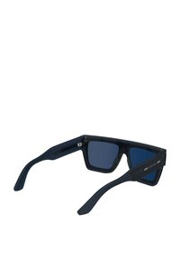 Occhiali da sole navy con lenti quadrate, vetro tinto di blu scuro, montatura in plastica elegante e dettagli argentati sulle aste.