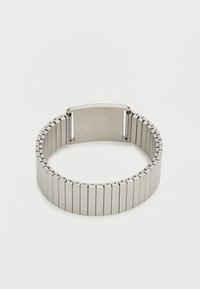 Ασημένιο μεταλλικό ρολόι με ευλύγιστο λουράκι από συνδεδεμένα ορθογώνια κομμάτια, με μια ομαλή επίπεδη πόρπη και γυαλιστερό φινίρισμα.