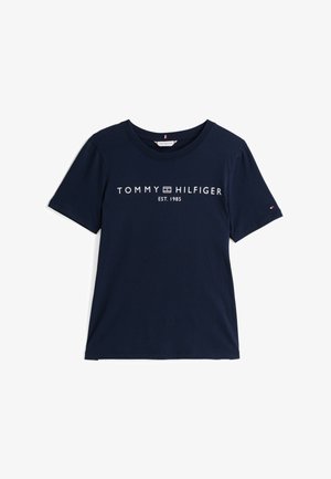 Sötétkék pamut póló, fehér színű "TOMMY HILFIGER EST. 1985" logóval, kerek nyakkivágással és rövid ujjakkal, az ujjon logórészlettel.