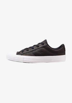Schwarze Ledersneaker mit weißer Gummispitze und -sohle, ausgestattet mit schwarzen Schnürsenkeln und einem dezenten Stern-Logo an der Außenseite. Runde Form.