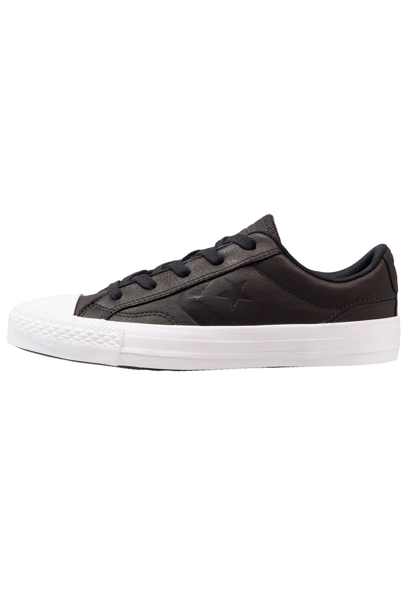 Sneaker in pelle nera con punta e suola in gomma bianca, caratterizzato da lacci neri e un sottile logo a stella sul lato esterno. Forma rotonda.