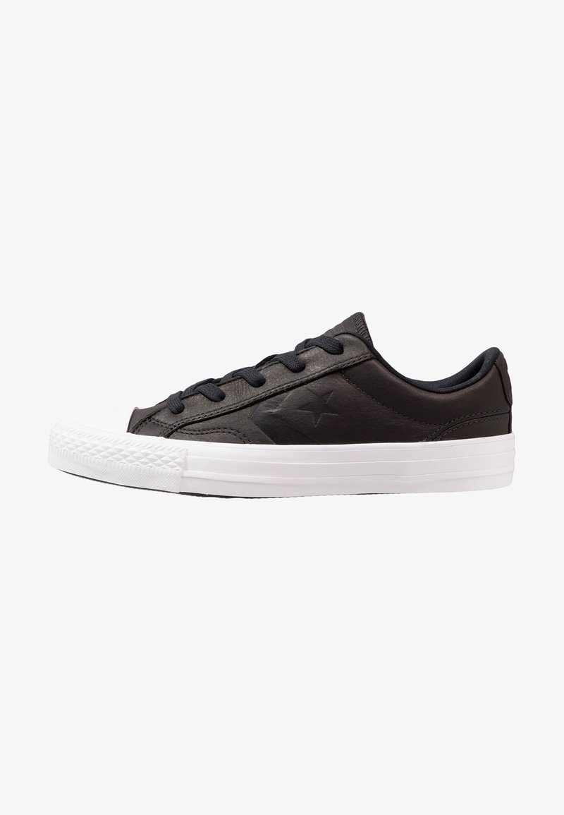 Sneaker in pelle nera con punta e suola in gomma bianca, caratterizzato da lacci neri e un sottile logo a stella sul lato esterno. Forma rotonda.