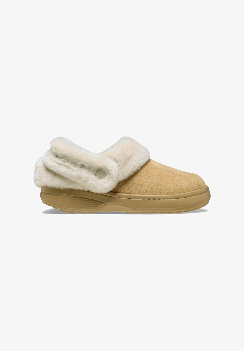 Calzado tipo slip-on de ante en marrón claro, con un lujoso cuello de pelo sintético blanco, parte superior de suave textura y suela de goma para mayor tracción.