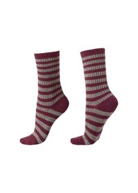 Calcetines a rayas en tonos marrón y gris con textura acanalada. Presenta un patrón contrastante con talones y punteras en un sólido color marrón.