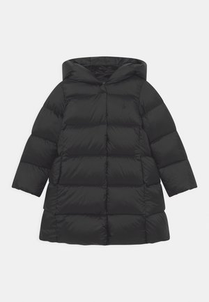 Czarna puchowa kurtka z kapturem, z przeszyciami w poziome pasy, z długimi rękawami i długością do połowy uda, zaprojektowana na zimne warunki.