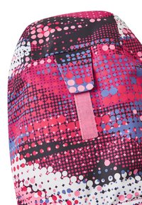 Tejido estampado que consiste en puntos y formas geométricas en rosa, púrpura y negro, con una correa de tela para un cierre seguro.