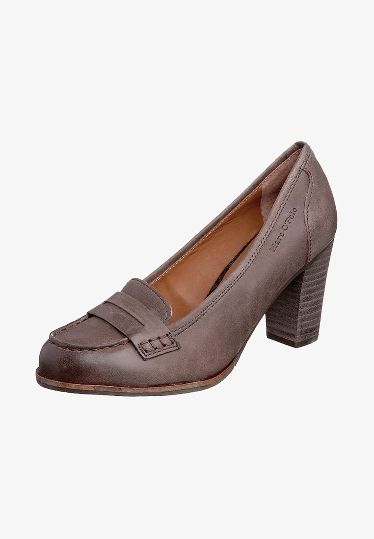 Escarpin en cuir gris à talon haut avec un bout carré, présentant un accent mocassin cousu et un talon compensé texturé.