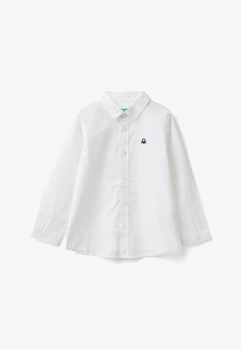 Biała koszula na długi rękaw zapinana na guziki, z kołnierzykiem i małym czarnym haftowanym logo na lewej piersi.