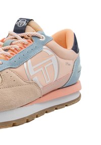 Sneaker mit einem Obermaterial aus Pfirsich- und blauen Wildleder, ausgestattet mit einem weißen Logo, rosa Akzenten und einer leichten Gummisohle mit texturierter Oberfläche.