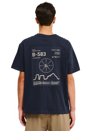 Marineblå bomulds T-shirt med et stort grafisk tryk på ryggen, der inkluderer tekst, bjerg- og bylinjeillustrationer i en cremefarve.