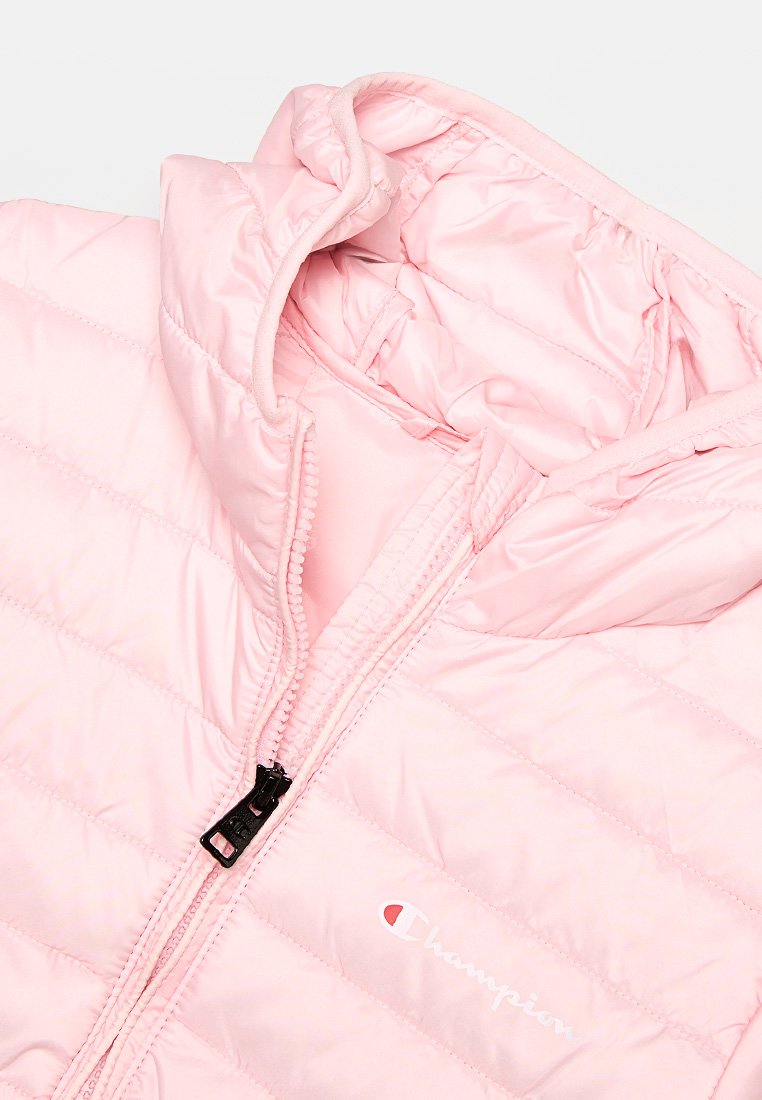 Veste rembourrée rose clair avec capuche, dotée d'une fermeture éclair à l'avant, de détails matelassés et d'un petit logo brodé. Texture lisse.