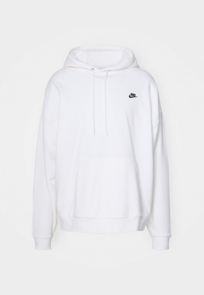 Biała bluza z kapturem wykonana z miękkiego materiału, z kieszenią typu kangur, sznurkami przy kapturze oraz małym czarnym logo Nike na piersi.