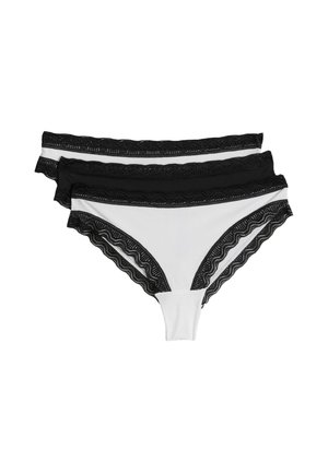Trzy damskie figi w stylu bikini z koronkową lamówką, w czerni i bieli, ułożone w stos z czarnymi na górze i białymi z czarną lamówką z przodu.