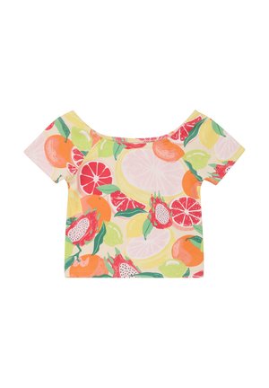 Korte off-shoulder cropped top met kleurrijke citrusvruchten en drakenfruitprint op een lichte achtergrond.