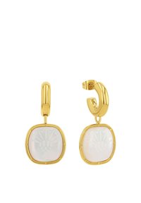 Gouden oorbellen hebben afgeronde vormen met een gestructureerde afwerking. Een doorschijnende witte steen in het midden toont een subtiel patroon.