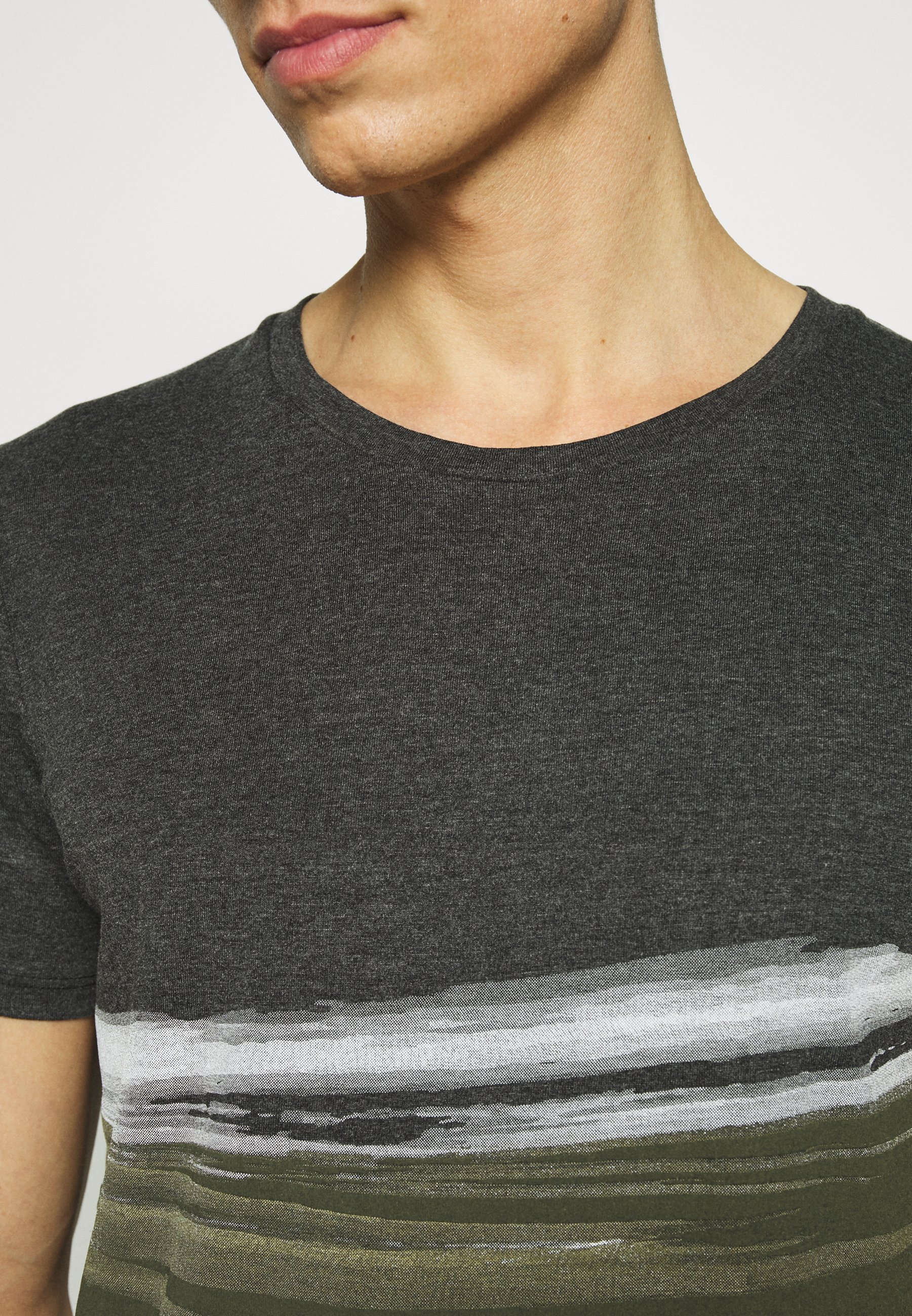 TOM TAILOR DENIM T shirt print woodland greenolijfgroen TOM TAILOR DENIM Sweater woodland greenolijfgroen