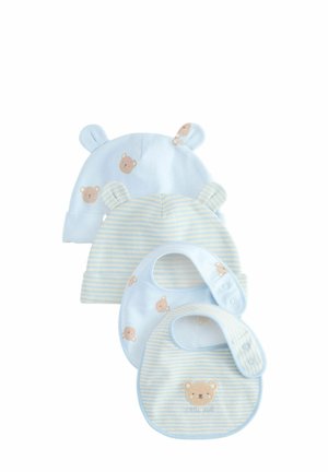 Set van drie babyartikelen: twee lichtblauwe mutsen met berenprint, waarvan één met oortjes; één lichtblauw en gestreept slabbetje met beren-detail.