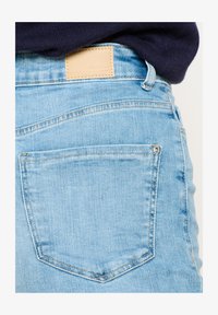 Neizvēlēts, blue bleached