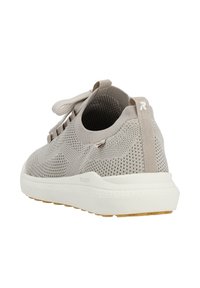Baskets de sport gris clair en mesh respirant. Dotées de lacets ronds, d'un collier rembourré et d'une semelle en caoutchouc blanc avec une texture antidérapante.