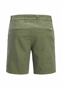 Ανδρικό σορτς σε ελιά πράσινο με θηλιές για ζώνη, δύο πίσω τσέπες με φάσα και μικρή ετικέτα λογότυπου στην δεξιά τσέπη.