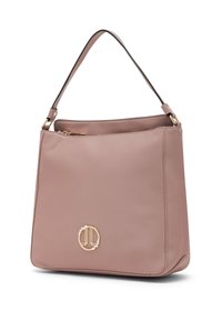 Borsa a tracolla in pelle rosa con una texture liscia, una singola tracolla e un logo circolare dorato sul davanti. Chiusura con zip sulla parte superiore.