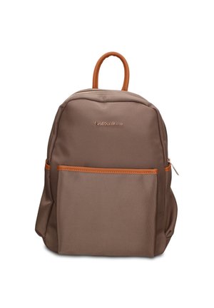 Sac à dos marron avec poche avant et poignée couleur fauve, design minimaliste et fermeture éclair métallique sur le côté.