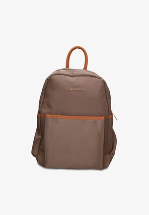 Bruine rugzak met voorvak en tan kleurige handgreep, minimalistisch ontwerp en metalen ritssluiting aan de zijkant.